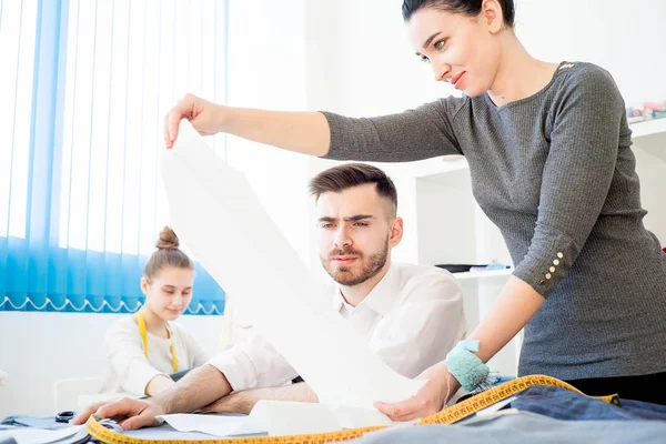 Sarti che lavorano sui vestiti — Foto Stock