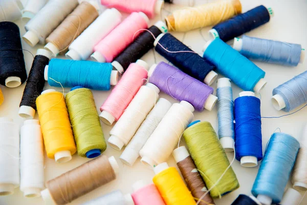 Materiais de costura multicoloridos — Fotografia de Stock