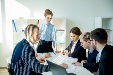 Meslektaşları ile Buinesswoman