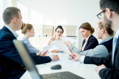 İş ekibi ofisinde.