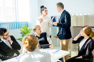 öfkeli patron haykırış