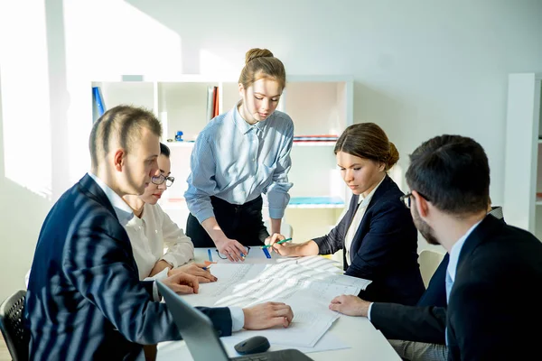 Bürokauffrau mit Kollegen — Stockfoto