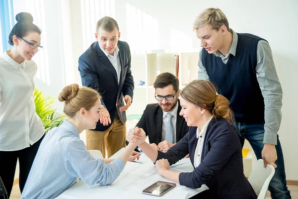 Konkurrenzkampf im Amt — Stockfoto