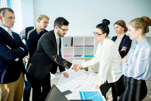 Verhandlungen im Amt — Stockfoto