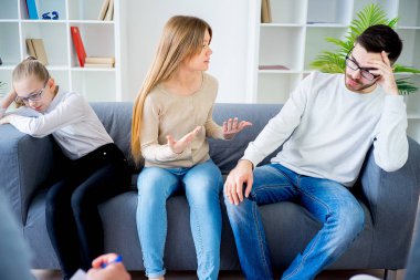 Çift terapisi oturumda terapistler ofiste savunarak