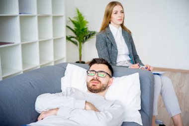 Psikolog resepsiyonda genç adam