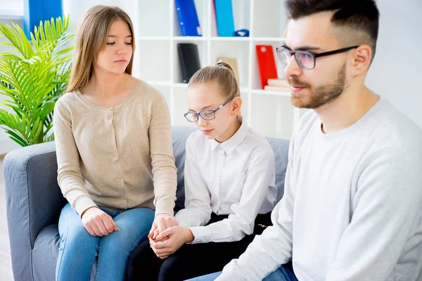 Familia con psicólogo — Foto de Stock