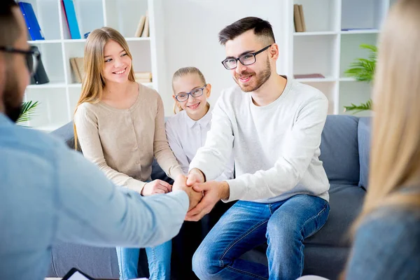 Familia con psicólogo — Foto de Stock