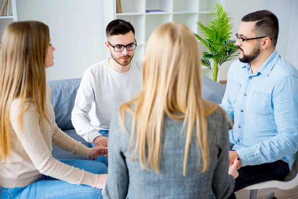 Grupo de personas cogidas de la mano — Foto de Stock