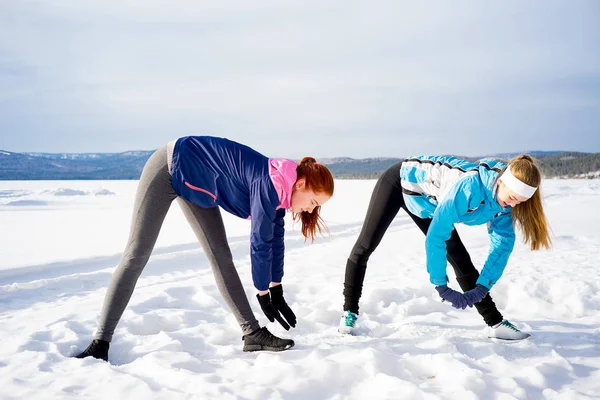 Дві дівчини виконують вправи з аеробіки — стокове фото
