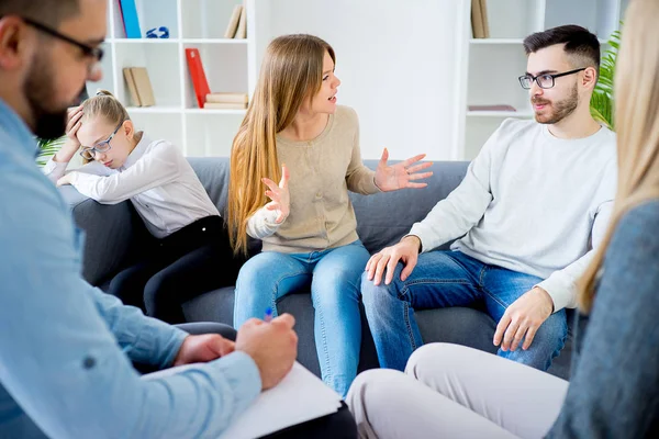 Pareja discutiendo en sesión de terapia en consultorio de terapeutas — Foto de Stock