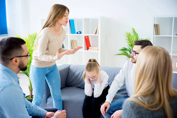 Couple arguing at therapy session in therapists office — Stock Photo, Image