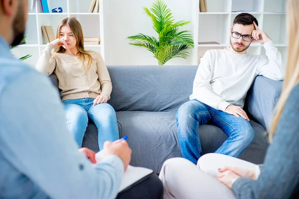 Couple having a quarrel on a therapy — Stock Photo, Image