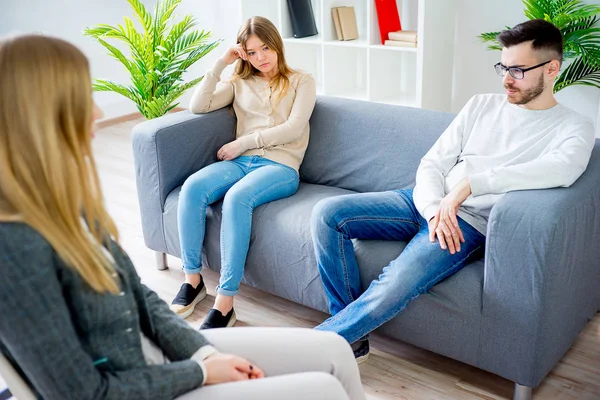 Pareja teniendo una pelea en una terapia — Foto de Stock