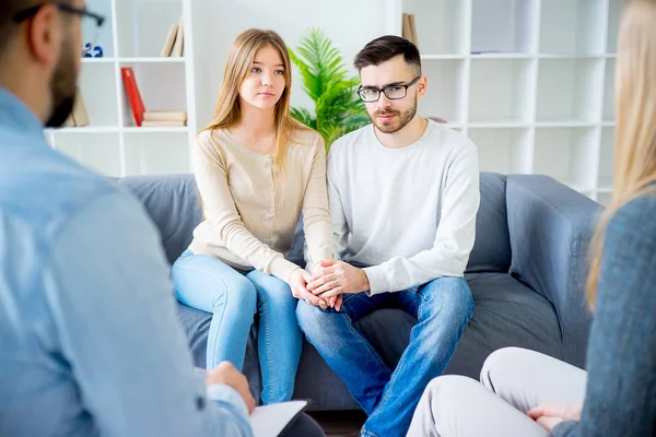 Pareja teniendo una pelea en una terapia — Foto de Stock