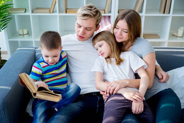 Сімейне читання книги — стокове фото