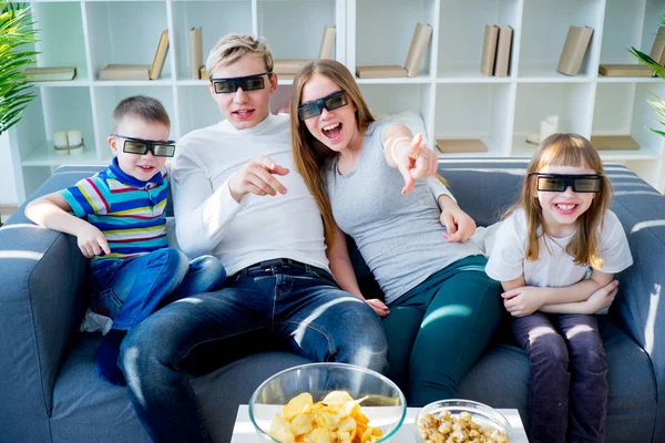 Сім'я дивиться 3d фільм — стокове фото