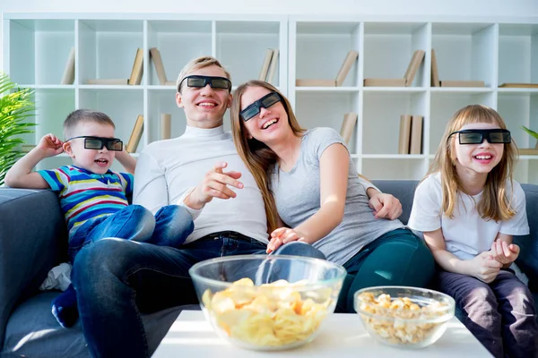 Сім'я дивиться 3d фільм — стокове фото