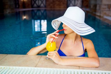 Bir kız bir havuzda