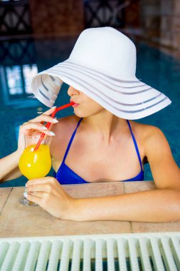 Bir kız bir havuzda