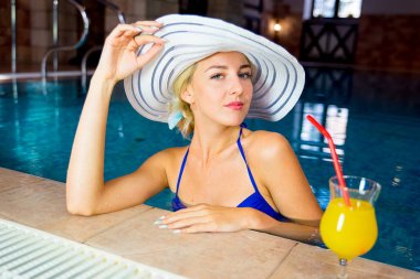 Bir kız bir havuzda