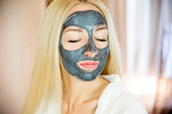 Fille mis sur visage masque — Photo