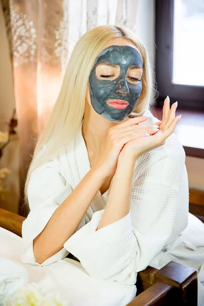 Girl put on face mask — Stock Photo, Image