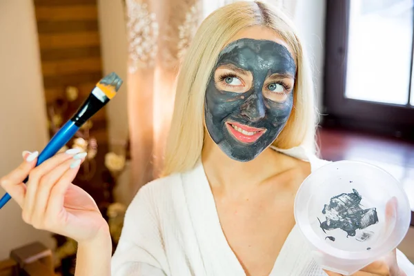 Meisje op gezichtsmasker — Stockfoto
