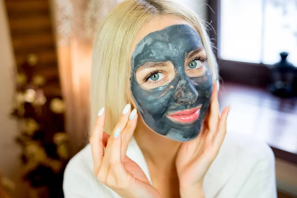 Girl put on face mask — Stock Photo, Image