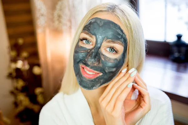 Girl put on face mask — Stock Photo, Image