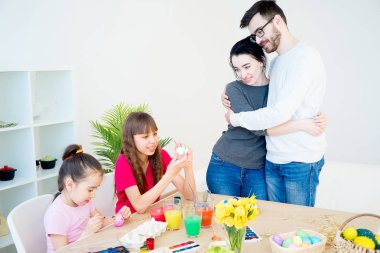 Aile Paskalya için hazırlanıyor