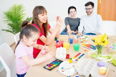 Aile Paskalya için hazırlanıyor