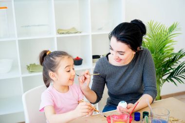 Anne ve kızı boyama yumurta