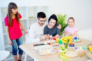Aile Paskalya için hazırlanıyor