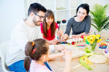 Aile Paskalya için hazırlanıyor
