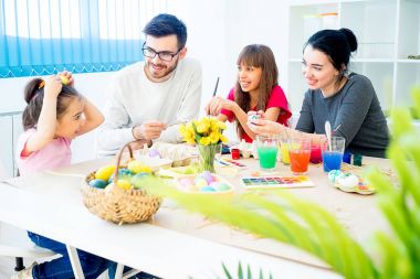 Aile yumurta dekorasyon