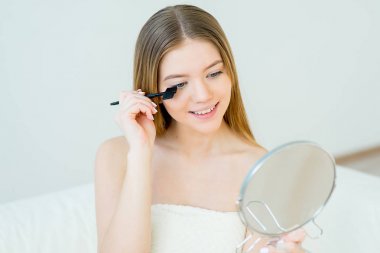 kadın kıvrık kirpikler