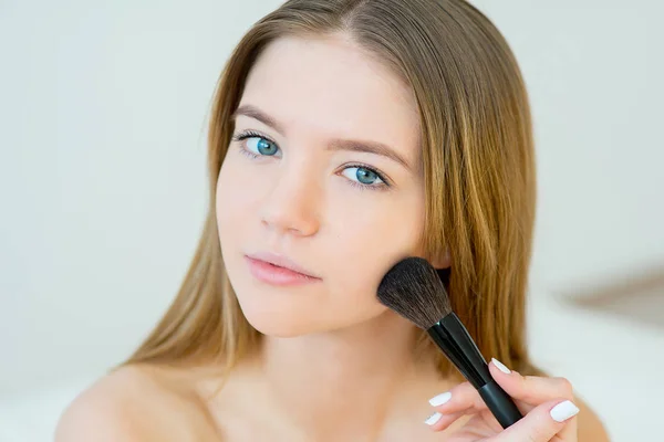 Mujer aplicando maquillaje —  Fotos de Stock