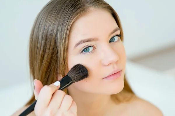 Mujer aplicando maquillaje —  Fotos de Stock