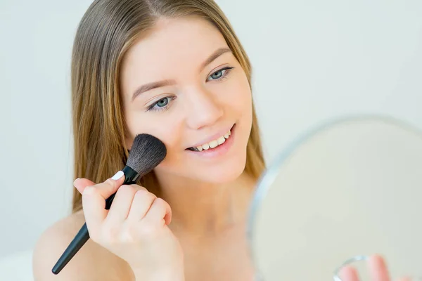 Wanita menerapkan makeup — Stok Foto