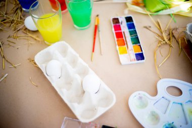 Paskalya yumurtaları ve fırçalar