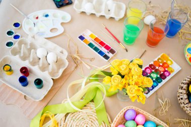 Paskalya yumurtaları ve fırçalar