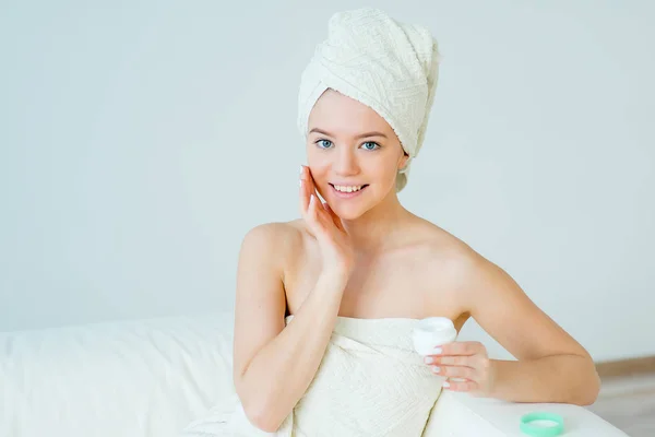 Mujer aplicando una crema —  Fotos de Stock