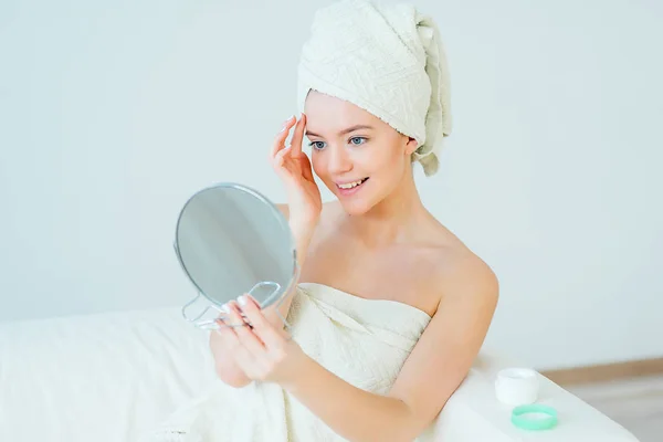 Mujer aplicando una crema —  Fotos de Stock