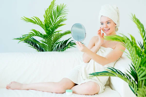 Mujer aplicando una crema —  Fotos de Stock