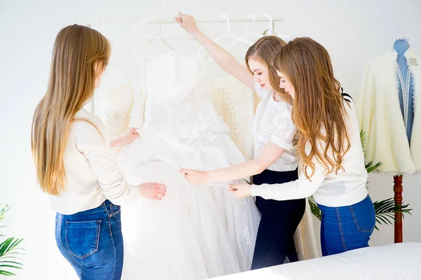 Nő egy esküvői ruha kiválasztása — Stock Fotó