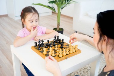 Satranç oynarken aile