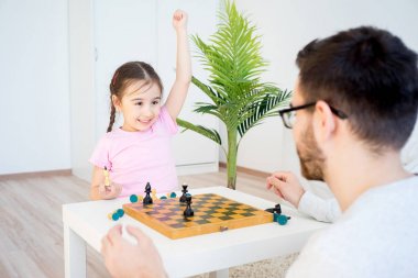 Satranç oynarken aile