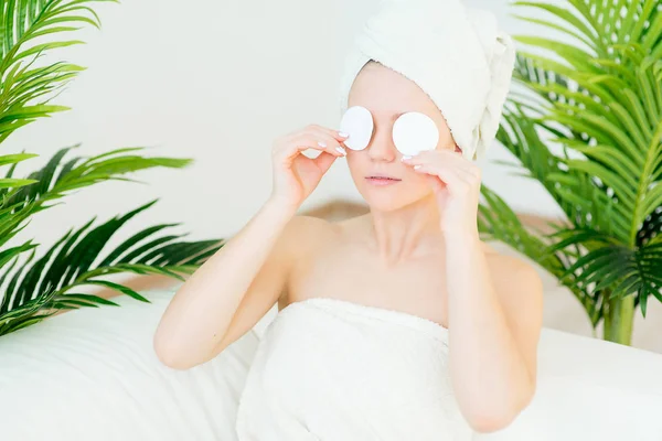 Mulher aplicando um creme — Fotografia de Stock