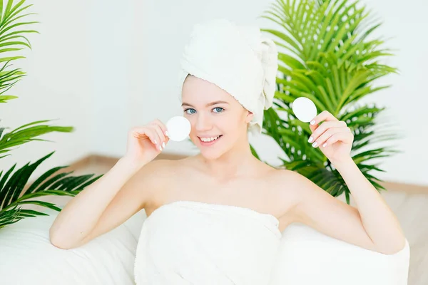 Mujer aplicando una crema —  Fotos de Stock